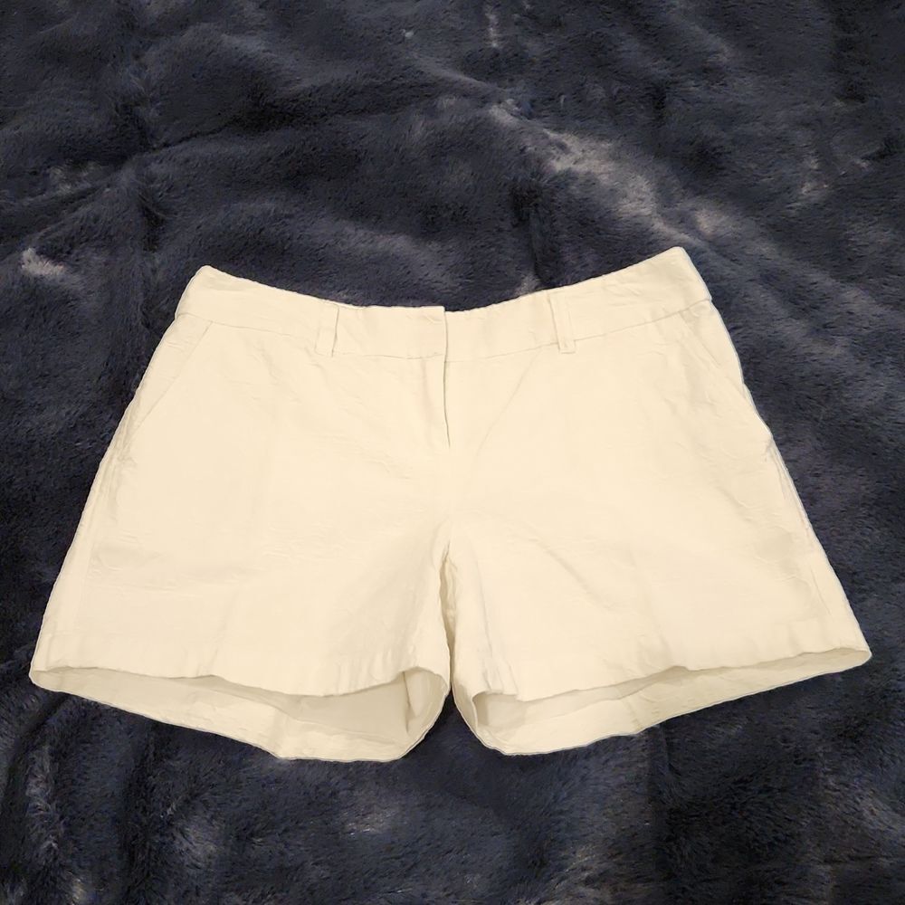 Beautiful white Vineyard Vines shorts with unique design size 4!
